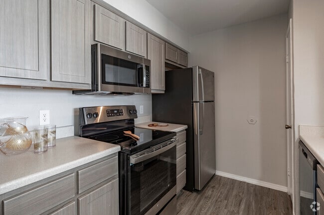 1BR, 1BA - 660 SF (Upgraded)