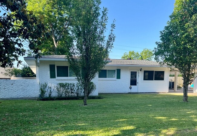 Building Photo - 3 Bed/2 Bath Broadmoor home with Bonus Room