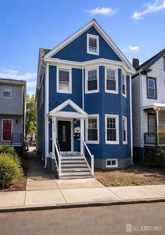 Building Photo - 228 2nd St Unit 1