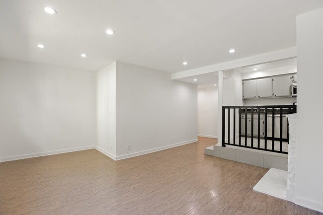 Building Photo - 9910 Robbins Dr Unit 9910.5