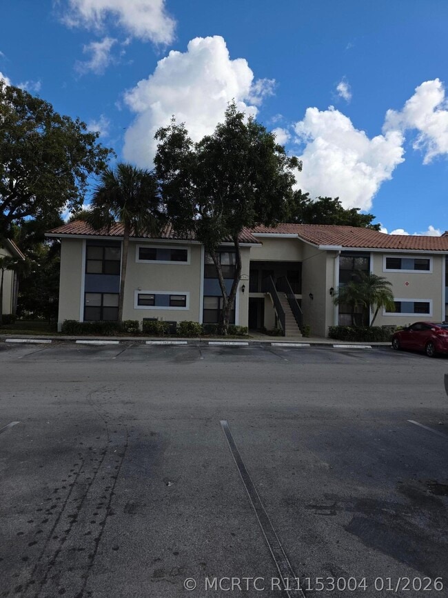 Building Photo - 1542 Lake Crystal Dr Unit H