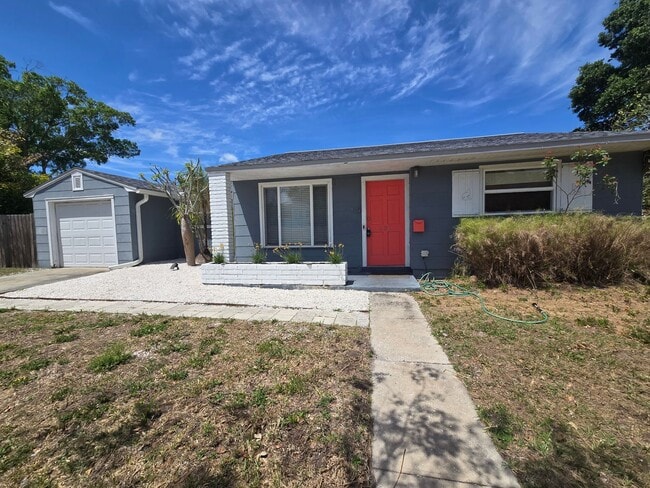 Building Photo - 2 BEDROOM 1 BATH HOME