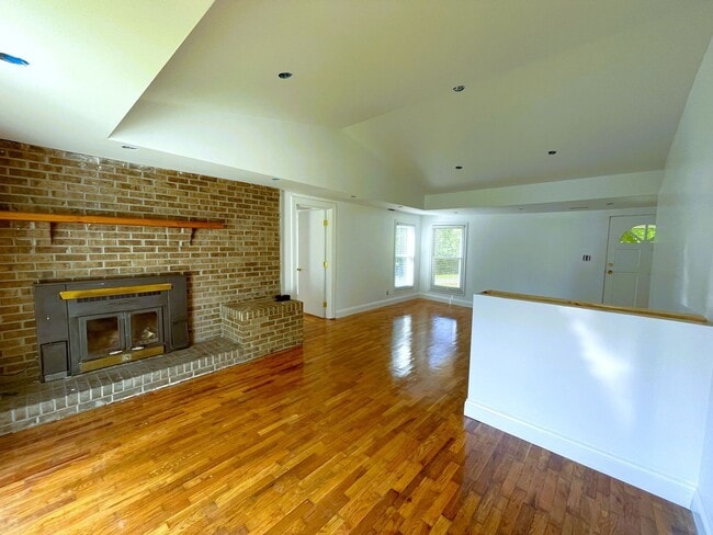 Photo - Cozy 3 bedroom home with country feel! Lar...