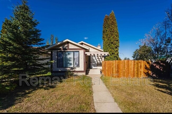 Building Photo - 3604-3617 17 Ave NW