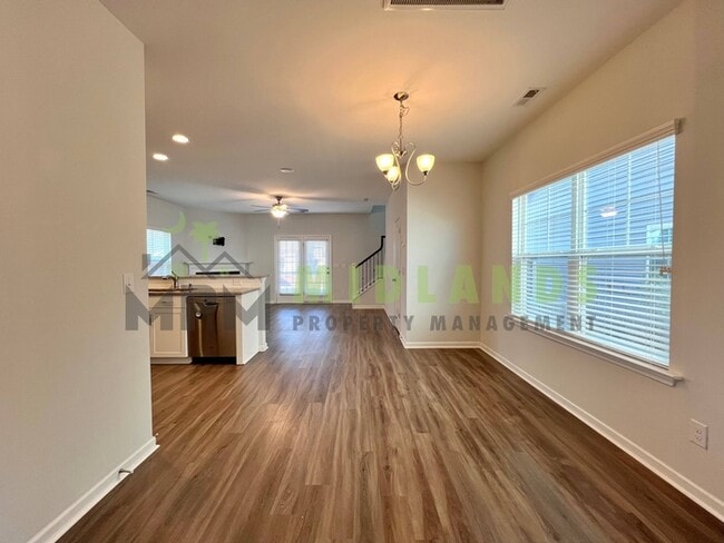 Photo - 931 Tuxford Trl