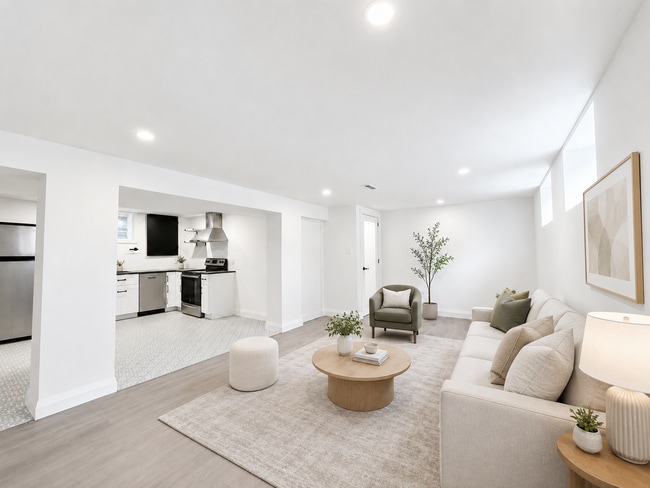 Photo - 908 Fennell Ave E