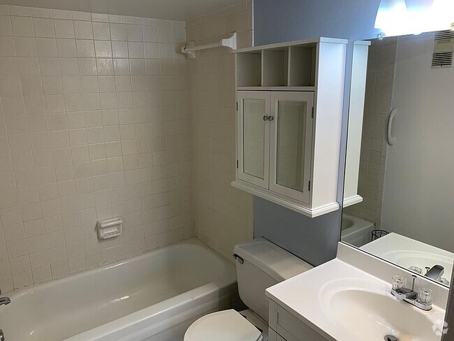 Building Photo - 5993 Village Cir S Rental