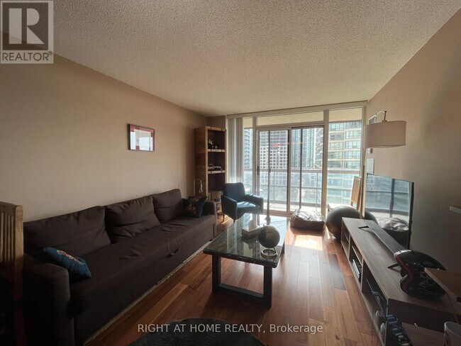 Photo - 156 Enfield Pl Unit 906