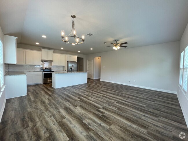 Building Photo - COMING SOON - 3 BEDROOM 2 BATH DUPLEX IN C... Rental
