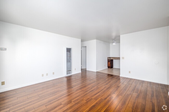 2BR, 1BA - 785SF - Living Room