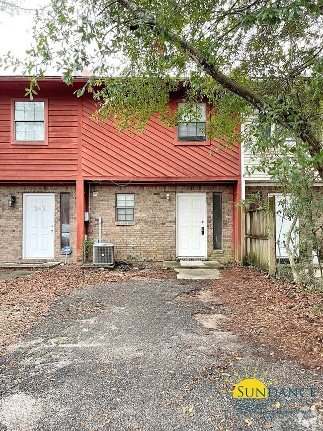 Building Photo - Great Centrally Located 2 Bedroom Townhous... Rental
