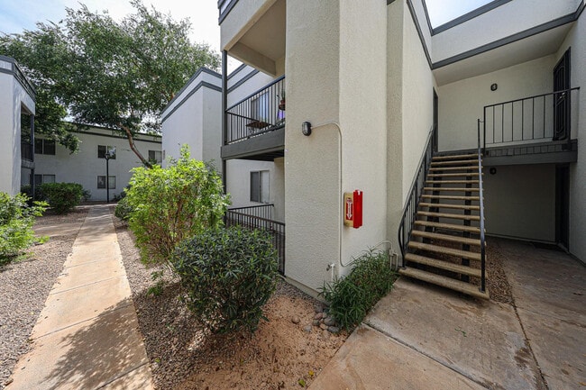 Building Photo - 740 W Elm St Unit 214