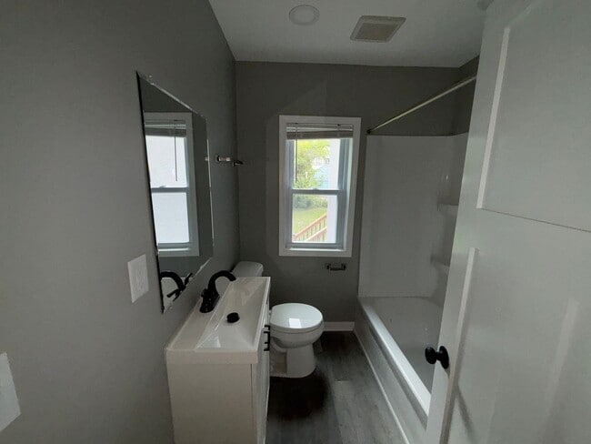 Photo - Beautiful 5 Bedroom, 2 Bath House for rent!!