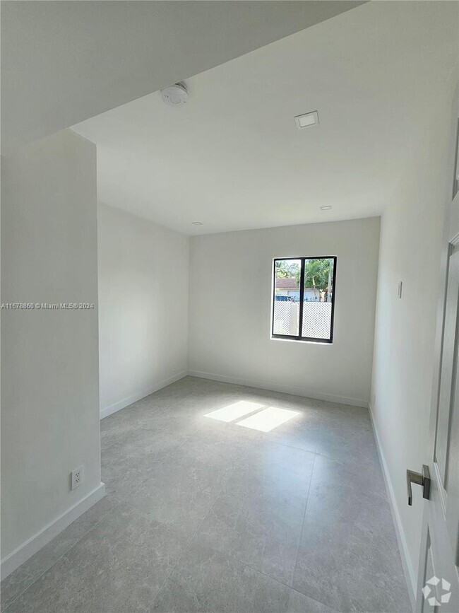 Building Photo - 1601 NW 36th Ave Unit 3 Rental