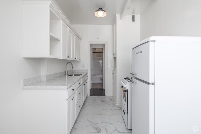 1BR, 1BA - 780SF - Kitchen - Astor Arms