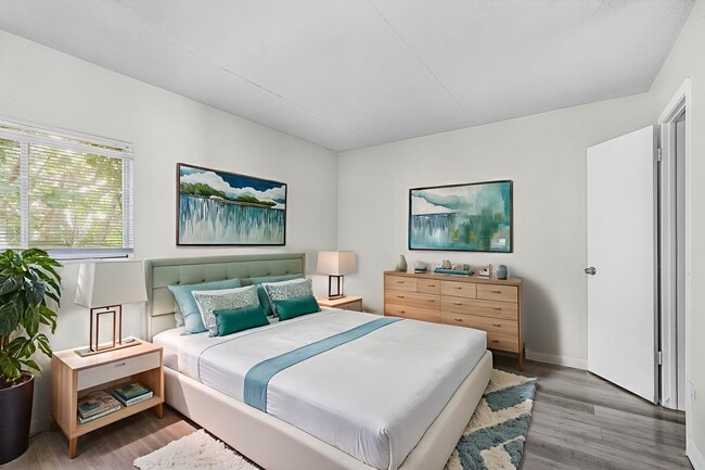 Building Photo - The Lakeside at 2315