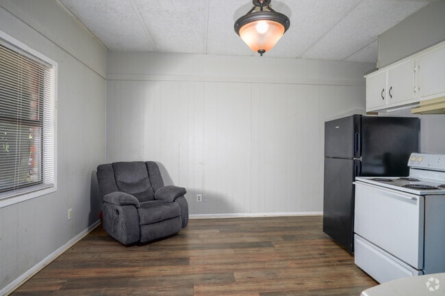 1BR, 1BA - 533SF - Dining / Living Room