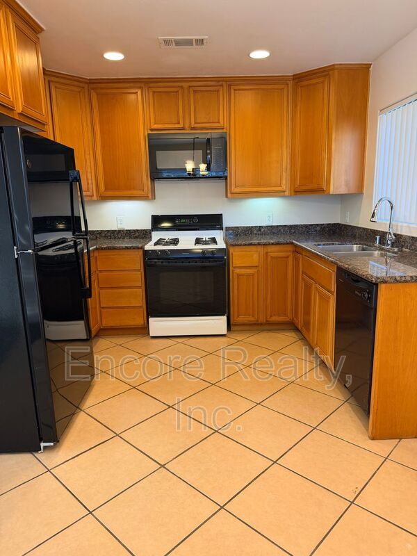 Building Photo - 1377-1379 Monserate Ave Unit 1379 Monserate Ave