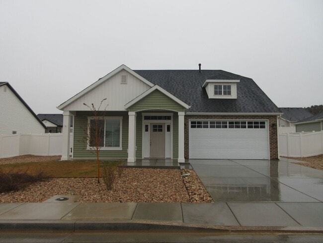 Building Photo - 3 bed 2.5 bath - Single Family Home in Crescent Hills