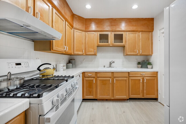 1BR, 1BA - 775SF - Kitchen - 342 N Oakhurst Dr