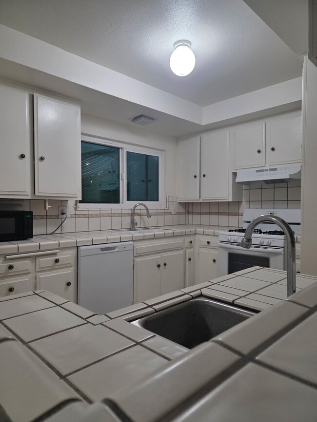 Photo - 1341 W Avenue J4 Unidad 102 Rental