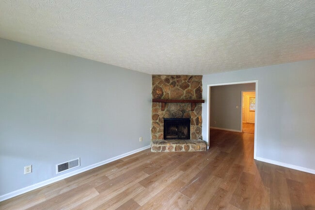 Photo - 1496 Springwood Dr SE