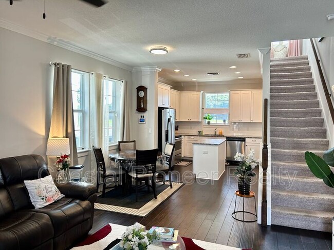 Photo - 532 Jetstar Ln