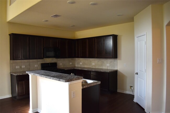 Photo - 204 White Wing Ln