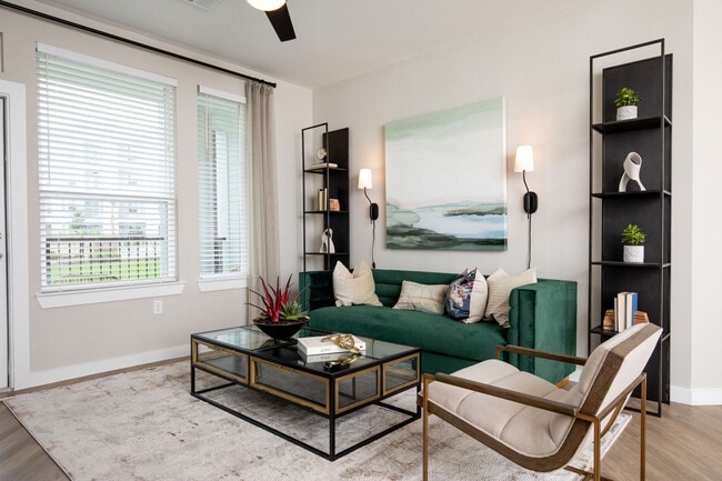 Photo - Get One Month FREE! Unidad E1