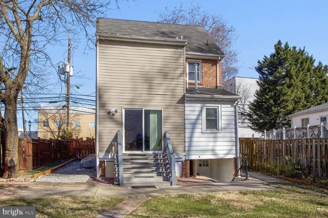 Photo - 844 Sligo Ave