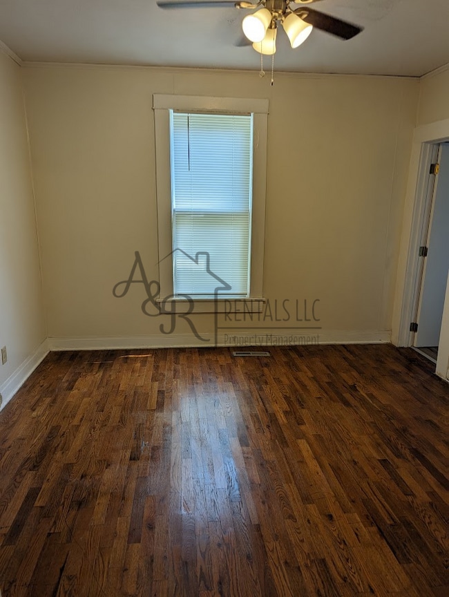 Photo - 711 N Elm St