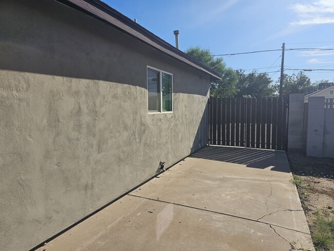 Photo - Charming Home 3 bedrooms 1 bath Large Yard.