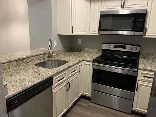 Building Photo - 1548 SE Royal Green Cir Unit 105