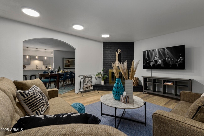 Photo - 320 E Geneva Dr