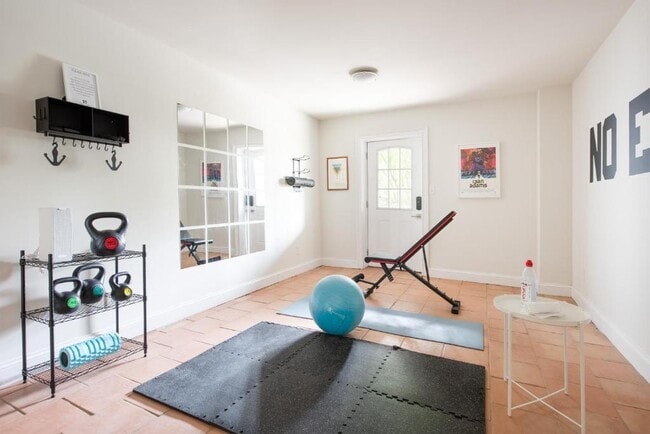 Photo - 745 Kirkwood Ave SE