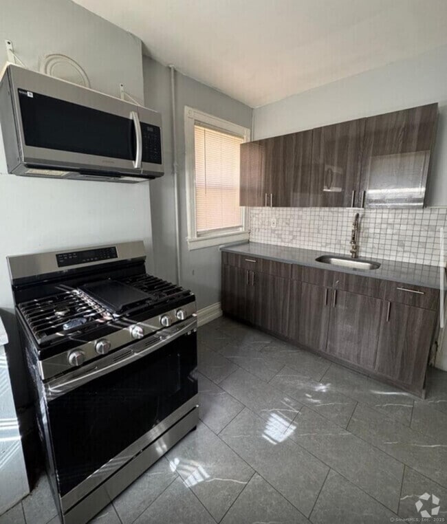 Building Photo - 301 Dover St Unit 1st Rental