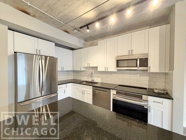 938 W Carmen Ave