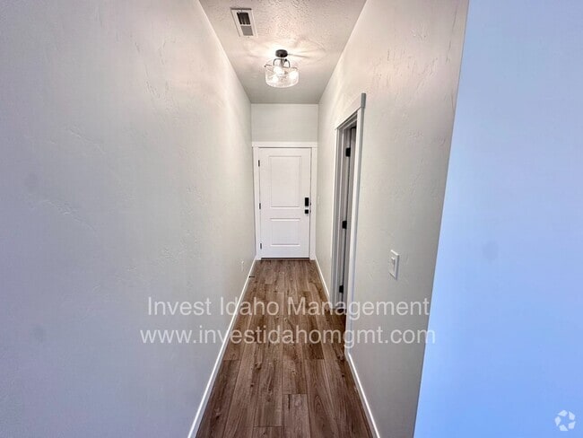 Building Photo - Prioritize comfortable living in this CBH ... Rental