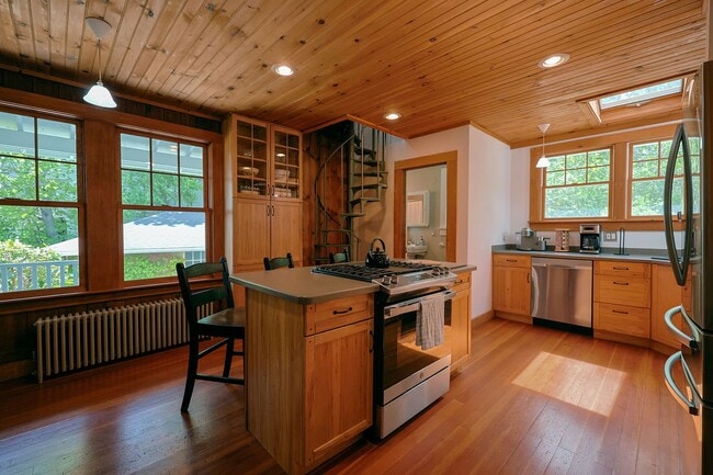 Photo - Winter Rental: Tidebend – Exceptional 6-Be...