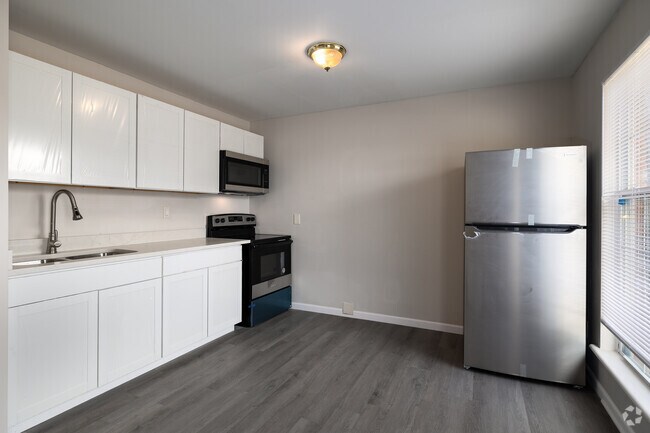 2 BR, 1 BA - 675 SF - Newly Renovated 2 Bedrooms!