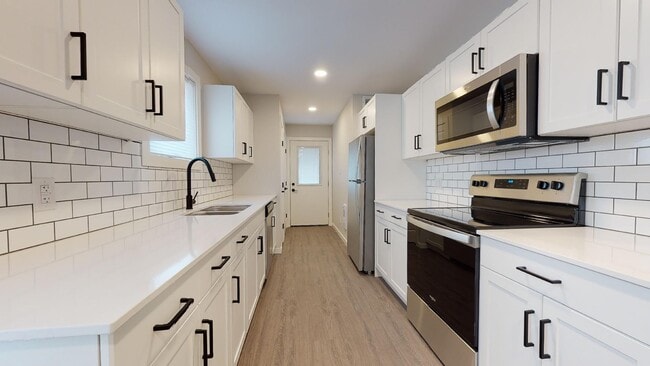 Building Photo - 206 Yale Ave E