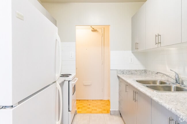 1BR, 1BA - 556SF - Kitchen - 1051-1061 Seneca Av
