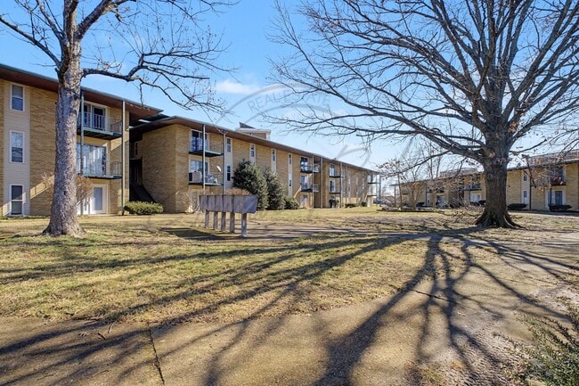 Building Photo - Two Bedroom Condo, 2nd Floor, across from Madison Park with stackable washer/dryer! Unit B-38