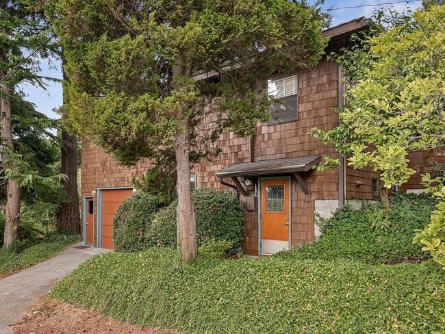 Building Photo - Super Sweet, Partially Furnished, Centrall...
