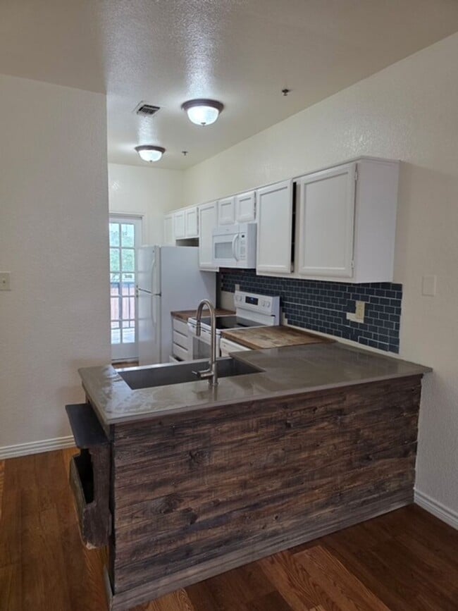 Photo - Spacious 2 bedroom-2 bath -Condo