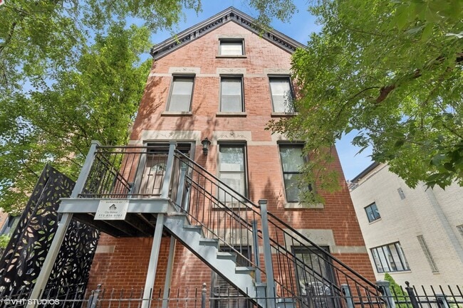 Building Photo - 1920 W Dickens Ave Rental