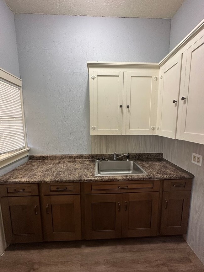 Photo - 705-707 W ASH Unidad Duplex!