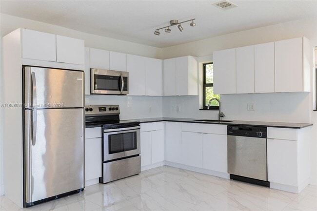 Building Photo - 2140 NE 56th St Unit 12 Rental