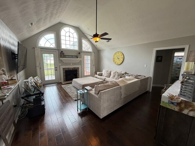 Photo - 4 Bed / 2.5 Bath Single Family Home