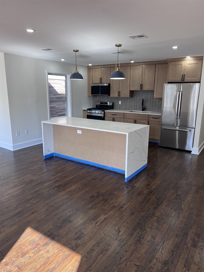 427-429-429 M.L.K. Drive Unit 3